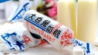 Permen berlogo kelinci ini sangat ikonik. Namanya permen White Rabbit dengan tekstur lengket dan rasa manis. Yang unik, permen dilapisi pembungkus transparan berbahan agar-agar yang lumer di mulut serta bisa dimakan.
