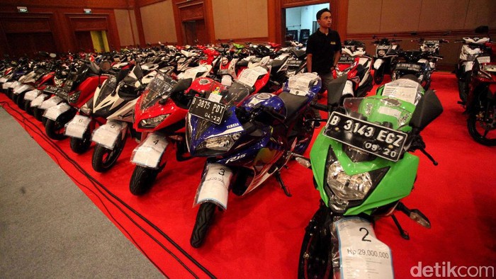 Mobil dan motor sitaan KPK telah terparkir rapi di Jakarta Convention Center (JCC). Berikut suasana lokasinya jelang pelelangan besok, Jumat (22/9).