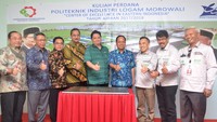 Usai acara, Menteri Perindustrian Airlangga Hartarto bersama Menteri Riset, Teknologi dan Pendidikan Tinggi Mohamad Nasir didampingi dan Kapusdiklat Industri Mujiyono, Politeknik Industri Logam Morowali Isa Setiasyah Toha berfoto bersama. Foto: dok. Kemenperin