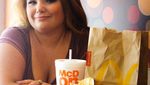 Suka Banget Fast Food Siswa SMA Ini Berfoto Tahunan dengan Makanan McDonald