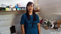 Ternyata Bu Bidan memang sengaja nyambi berjualan sembari menunggu adanya pasien yang datang ke Pondok Bersalin Desa (Polindes) di sebelah warung. Sejumlah pengganjal perut pelintas pelosok tapal batas ada di sini, seperti mi instan, minuman, hingga gorengan. Rata-rata yang berkunjung kakinya kotor semua, kena lumpur medan tak bersahabat.
