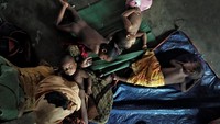 Beberapa balita bahkan tidur dalam keadaan tanpa sehelai benang ditubuhnya.  REUTERS/Cathal McNaughton.