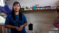 Sudah hampir 20 tahun dia jadi bidan. Lusiana adalah perempuan asli Kabupaten Bengkayang yang menikah dengan warga kampung sini. Maka kini dia mengabdikan diri untuk masyarakat pelosok perbatasan di Suruh Tembawang.
