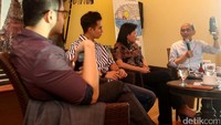 Pengamat Ekonomi Faisal Basri didampingi Pakar Investasi/Reksadana & CEO BNP Paribas IP Vivian Secakusuma (kedua kanan) dan Artis dan Pelaku Bisnis Baim Wong (kedua kiri) menjadi pembicara dalam diskusi Peluang Di Tengah Perubahan Pola Konsumsi yang diselenggarakan di Jakarta, Rabu (19/09/2017).