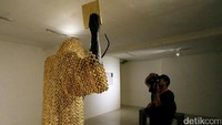 Pengunjung memperhatikan sejumlah artefak yang dipamerkan dalam pameran  Banda: Warisan untuk Indonesia di Galeri Nasional, Rabu (20/9/2017). Pameran tersebut untuk mengingat Perjanjian Breda 1667.