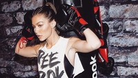 Karena kecemasannya yang dialami akibat masalah tiroidnya, Gigi Hadid menjadikan tinju sebagai olahraga pilihannya. Ketika kamu bertinju, kamu akan terikat secara mental sampai kamu lupa apa yang sedang terjadi. Kamu lupa kalau kamu sedang berolahraga, tuturnya pada salah satu wawancara. (Foto: Instagram @gigihadid)