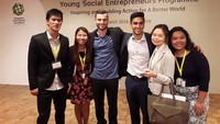 Anton bersama teman-temannya di forum Young Social Entrepeneurs Programme (Foto: Facebook Anton Lucanus)