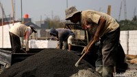 Pekerja tengah mempersiapkan material untuk proses pembangunan rumah.