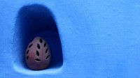 Kenapa dicat warna biru karena biru menyatakan warna spiritual bagi umat Muslim dan Yahudi. Ada juga yang mengatakan warna biru sebagai bentuk penghormatan kepada mata air pegunungan. Serta ada yang mengatakan warna biru untuk mengusir nyamuk. Mana yang benar ya? (David Perry/BBC Travel)