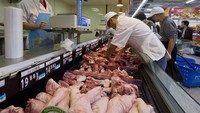 Kebiasaan pengunjungnya juga berbeda. Di China, pembeli selalu mencari bahan makanan segar. Karenanya mereka tak ragu memeriksa potongan daging satu per satu.