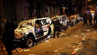 Warga Barcelona ini juga berani menempeli mobil kepolisian nasional Spanyol dengan stiker-stiker mengenai kemerdekaan Katalan/Foto: Reuters