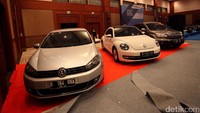Kondisi mobil-mobil tersebut tampak masih bagus. Mobil Volkswagen Beetle berwarna putih nampaknya akan menjadi sorotan.