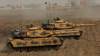 Latihan manuver tank yang dilakukan militer Turkidi dekat perbatasan Turki-Irak di Silopi.