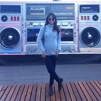 Saat ini ada banyak pilihan denim untuk ibu hamil. Memadukan celana denim berwarna gelap dan sweater bisa membuat penampilanmu semakin maksimal seperti Acha. Foto: Dok. Instagram