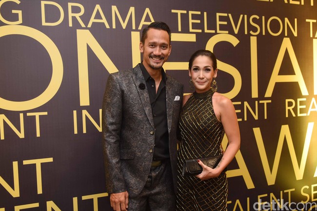 Sebelum Chicco Jerikho dan Putri Marino, pasangan Tora Sudira dan Mieke Amalia juga menggelar pernikahan secara tiba-tiba. Pernikahan itu cukup mengejutkan meski hubungan kedua telah tercium publik. Tora pun kemudian mengumumkan perkawinan yang terjadi pada 2009 itu melalui Twitter. Foto: Noel/ detikHOT