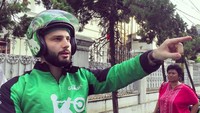 Foto Anton yang mengenakan jaket ojek online dalam akun Instagram-nya @ojekbule ramai dibicarakan, Anton menyatakan dia bekerja secara sukarela. Dia tidak memungut bayaran. (Foto: Instagram ojekbule)