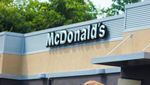 Suka Banget Fast Food Siswa SMA Ini Berfoto Tahunan dengan Makanan McDonald