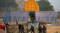 Dome of the Rock palsu ini dibangun di salah satu titik di Gaza, Palestina. Sengaja dibuat sebagai latihan militer/Foto: REUTERS/Mohammed Salem