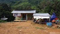 Pondok tersebut merupakan warung pinggir Desa Suruh Tembawang.