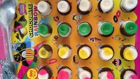 Ada lagi cokelat jadul yang mungkin jadi jajanan Anda saat SD. Cokelat Choyo-choyo adalah cokelat warna-warni dalam wadah plastik mungil. Choyo-choyo dijual bersama pelengkap sendok kecil.