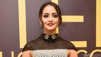 Gaun yang dikenakan Ririn Ekawati membuatnya nambah cantik.  Foto: Noel/ detikHOT