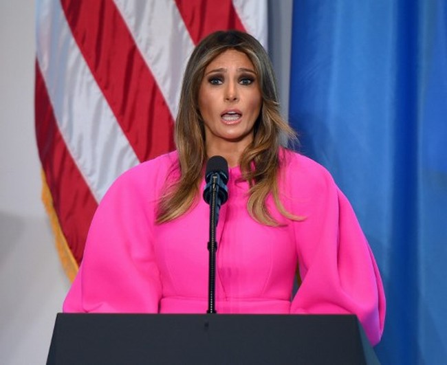 Melania Trump memberi pidato dalam acara PBB tentang cyberbullying. Sayangnya, saat itu pula Melania Trump jadi bulan-bulanan netizen di media sosial, karena ketahuan pakai baju rancangan desainer Delpozo yang bernilai US$ 3.000 atau Rp 40 jutaan. Foto: AFP PHOTO / DON EMMERT