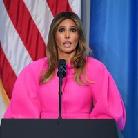 Melania Trump memberi pidato dalam acara PBB tentang cyberbullying. Sayangnya, saat itu pula Melania Trump jadi bulan-bulanan netizen di media sosial, karena ketahuan pakai baju rancangan desainer Delpozo yang bernilai US$ 3.000 atau Rp 40 jutaan. Foto: AFP PHOTO / DON EMMERT
