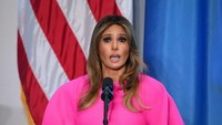 Menanggapi pernyataan Ivana itu, Melania (47) merilis pertanyaan tegas melalui juru bicaranya, Stephanie Grisham, yang dilansir CNN. Nyonya Trump telah menjadikan Gedung Putih sebagai rumah bagi Barron dan Presiden. Dia suka tinggal di Washington DC dan merasa terhormat dengan perannya sebagai Ibu Negara Amerika Serikat, Foto: AFP PHOTO / DON EMMERT