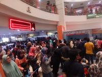 Warga rela datang sebelum lokasi dibuka dan antre lama