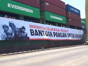 Mensos Khofifah Lepas Kapal Bantuan Beras 2.000 Ton ke Rohingya