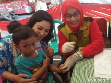 Foto: Aksi Agni Pratistha Saat Jadi Kader Posyandu