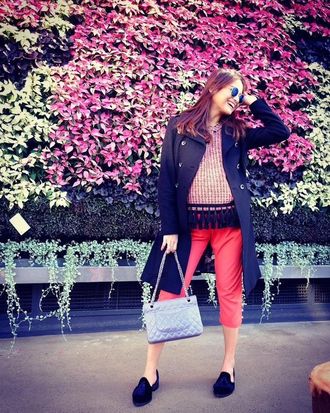 Bergaya playful dengan atasan berdetail fringe dan celana merah menjadi pilihan Acha. Bintang film Kartini ini memadukannya dengan coat hitam karena dirinya tengah menetap di Australia dengan cuaca yang dingin saat itu. Foto: Dok. Instagram