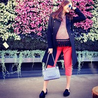 Bergaya playful dengan atasan berdetail fringe dan celana merah menjadi pilihan Acha. Bintang film Kartini ini memadukannya dengan coat hitam karena dirinya tengah menetap di Australia dengan cuaca yang dingin saat itu. Foto: Dok. Instagram