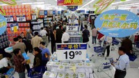 Agar pengunjung tak khawatir soal kualitas produk, supermarket mengeluarkan slogan Worry Free tahun 2012.