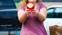 Wanita cantik bertubuh agak gemuk ini bergaya di depan restoran McDonalds.   Foto: Foto : Jana Cooley Photography