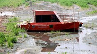 Terlihat perahu dari Dinas Kebersihan tidak bisa beroperasi.