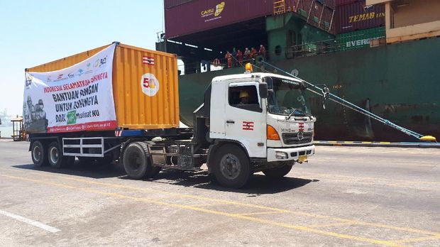 Truk yang membawa peti kemas berisi beras bantuan ke Rohingya
