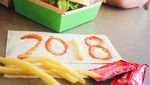 Suka Banget Fast Food Siswa SMA Ini Berfoto Tahunan dengan Makanan McDonald