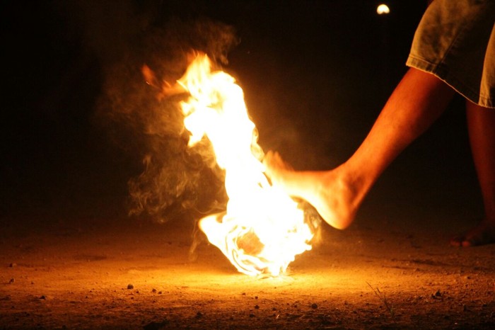 Peringati Tahun Baru Islam, Warga Purworejo Main Sepakbola Api