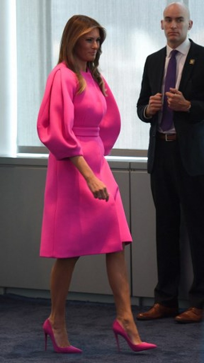 Melania Trump memberi pidato dalam acara PBB tentang cyberbullying. Ironisnya, saat itu pula Melania Trump jadi bulan-bulanan netizen di media sosial, karena ketahuan pakai baju rancangan desainer Delpozo yang bernilai US$ 3.000 atau Rp 40 jutaan. Foto: AFP PHOTO / DON EMMERT