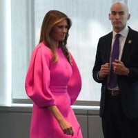 Melania Trump memberi pidato dalam acara PBB tentang cyberbullying. Ironisnya, saat itu pula Melania Trump jadi bulan-bulanan netizen di media sosial, karena ketahuan pakai baju rancangan desainer Delpozo yang bernilai US$ 3.000 atau Rp 40 jutaan. Foto: AFP PHOTO / DON EMMERT