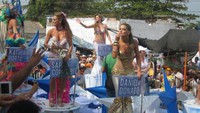 Para wanita cantik Kolombia ini pun memakai berbagai kostum. Silakan dipotret sepuasnya (carnavaldebarranquilla.net)