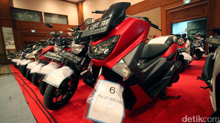 Mobil dan motor sitaan KPK telah terparkir rapi di Jakarta Convention Center (JCC). Berikut suasana lokasinya jelang pelelangan besok, Jumat (22/9).
