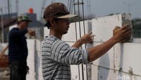 Pekerja tengah menyelesaikan pembangunan perumahan di kawasan Bintara Jaya, Bekasi, Jawa Barat, Kamis (21/9/2017).