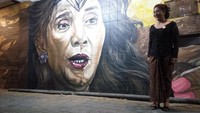 Foto: Menteri Susi pun sempat melihat dan berfoto di depan muralnya usai mengikuti kirab pusaka malam 1 Suro di Pura Mangkunegaran. Ia pun tampak senang dengan mural tersebut (Bayu Ardi Isnanto/detikcom)