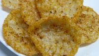 Cireng tidak cuma bertekstur kenyal. Ada juga keripik cireng yang renyah pedas. Kriuk!