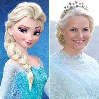 Rambut pirang, senyum yang memesona dan perhatiannya pada hal-hal kemanusiaan mengingatkan sosok Ratu Elsa pada Putri Mette-Marit dari Norwegia. Foto: Dok. Getty Images, Disney
