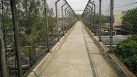 JPO ini sebetulnya diperuntukkan untuk pejalan kaki. Namun pemotor sering pula lewat jalur ini.