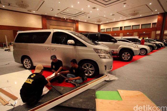 Mobil dan motor sitaan KPK telah terparkir rapi di Jakarta Convention Center (JCC). Berikut suasana lokasinya jelang pelelangan besok, Jumat (22/9).