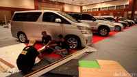 Sejumlah mobil seperti, Honda CR-V, Jeep, Audi A5, Volkswagen Beetle, VW Golf, dan mobil lainnya telah terparkir rapi di lokasi.